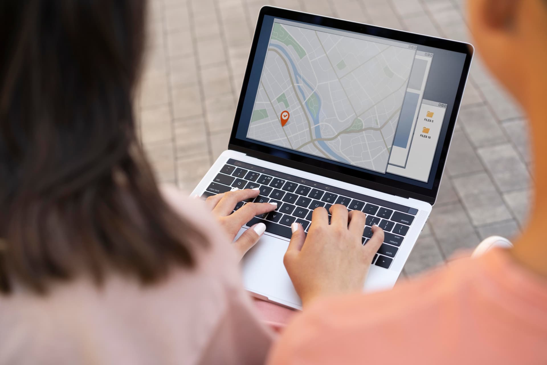 Pessoa pesquisando a localização de um negócio no notebook