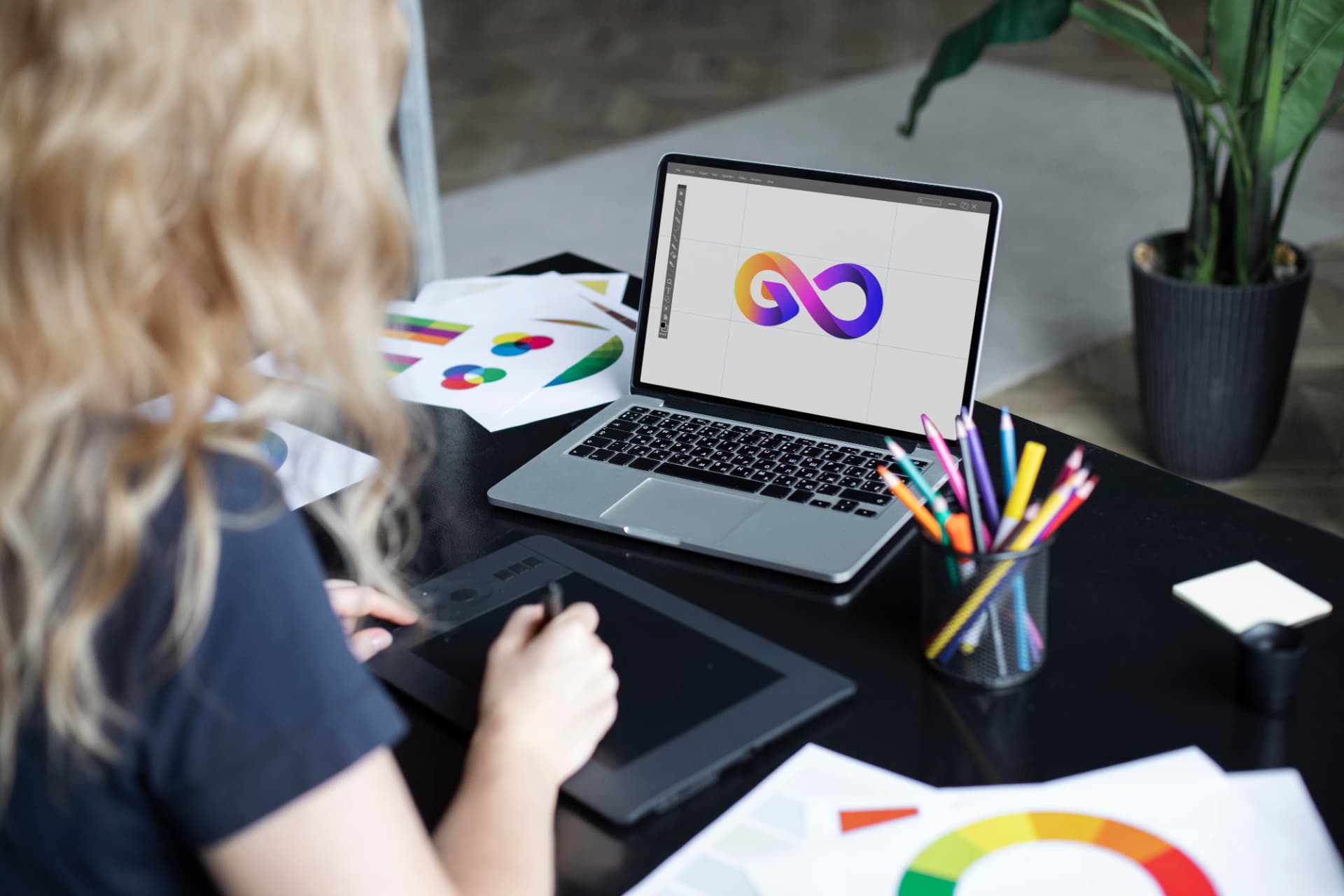 Designer trabalhando em uma identidade visual e paleta de cores