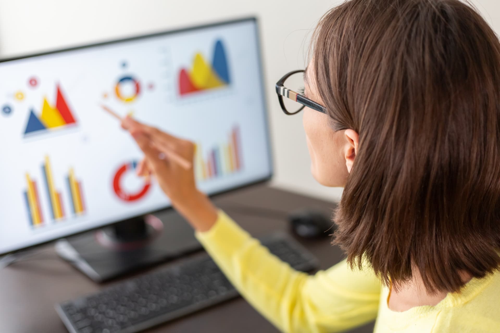 Profissional analisando gráficos e indicadores em uma tela