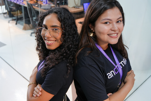 Equipe da agência de marketing AnonMedia em reunião de planejamento — foto 5