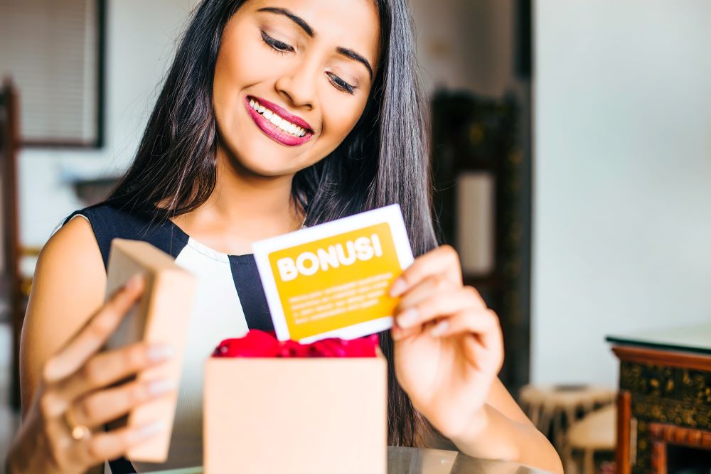 indianwomanbeingawardedbonus AnonMedia cliente em marketing de recompensa