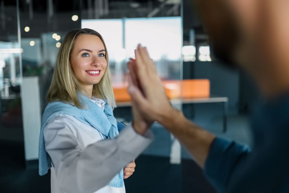 cliente feliz após receber bônus pelo marketing de recompensa