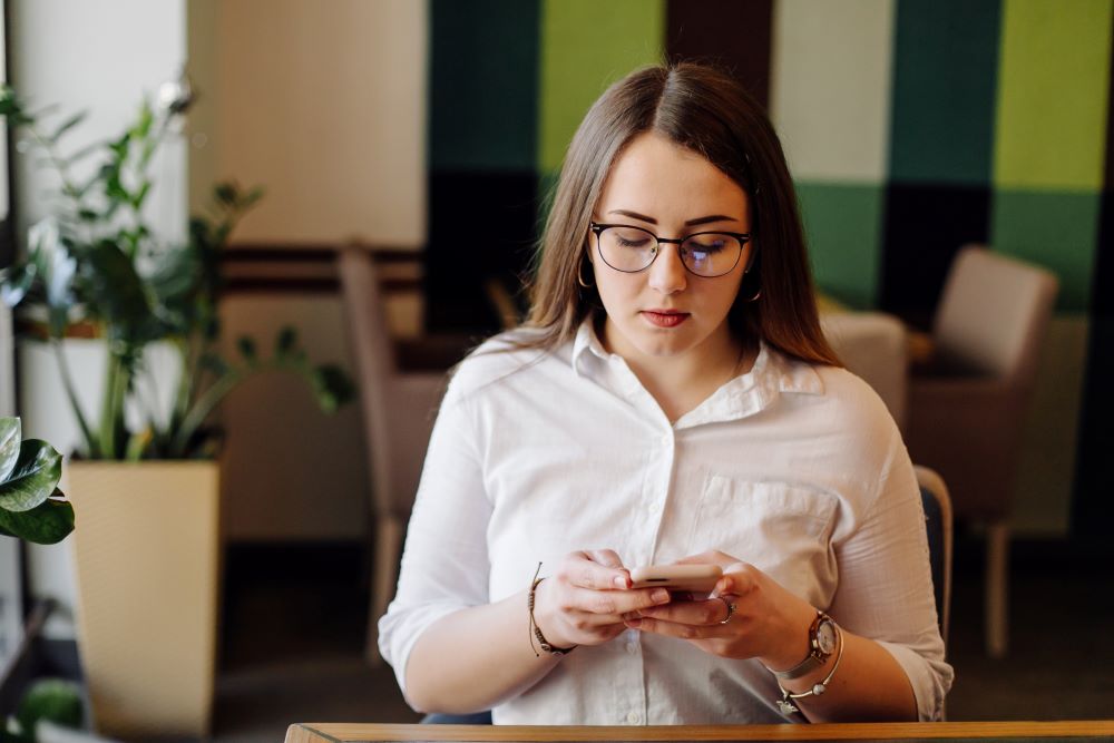 profissional atendendo cliente através do WhatsApp Business