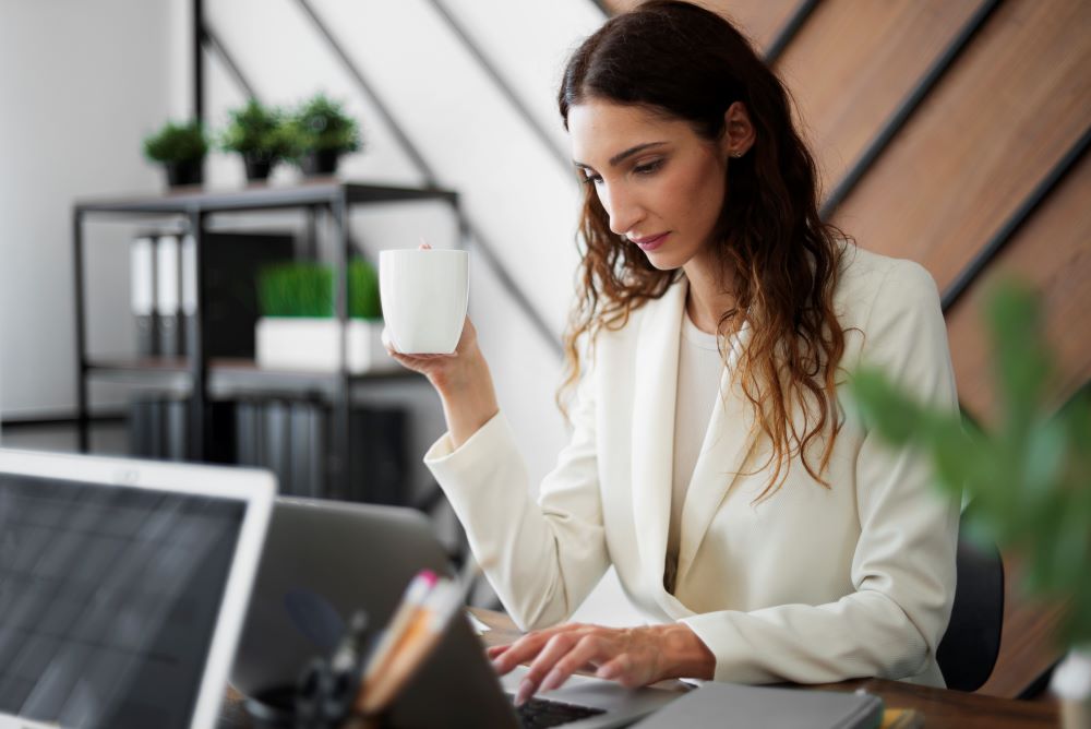 profissional atendendo cliente através do WhatsApp Business