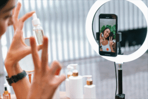 Blogueira fazendo review de produtos da We Pink
