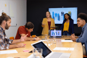 Time de marketing equilibrando branding e conversão para campanhas lucrativas