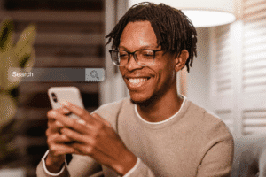 Pessoa usando a ferramenta de busca nas redes sociais