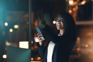 Analista de marketing vendo case de sucesso da Nike no SuperBowl 2025