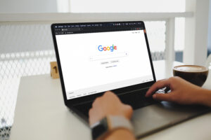 Logotipo do Google exibido na tela de um computador simbolizando inovação em inteligência artificial marketing digital e estratégias de personalização desenvolvidas pela parceria entre Google e WPP