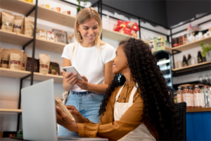 imagem2652 AnonMedia Duas empreendedoras planejando conteúdo humano na era da IA reforçando autenticidade e confiança em marcas